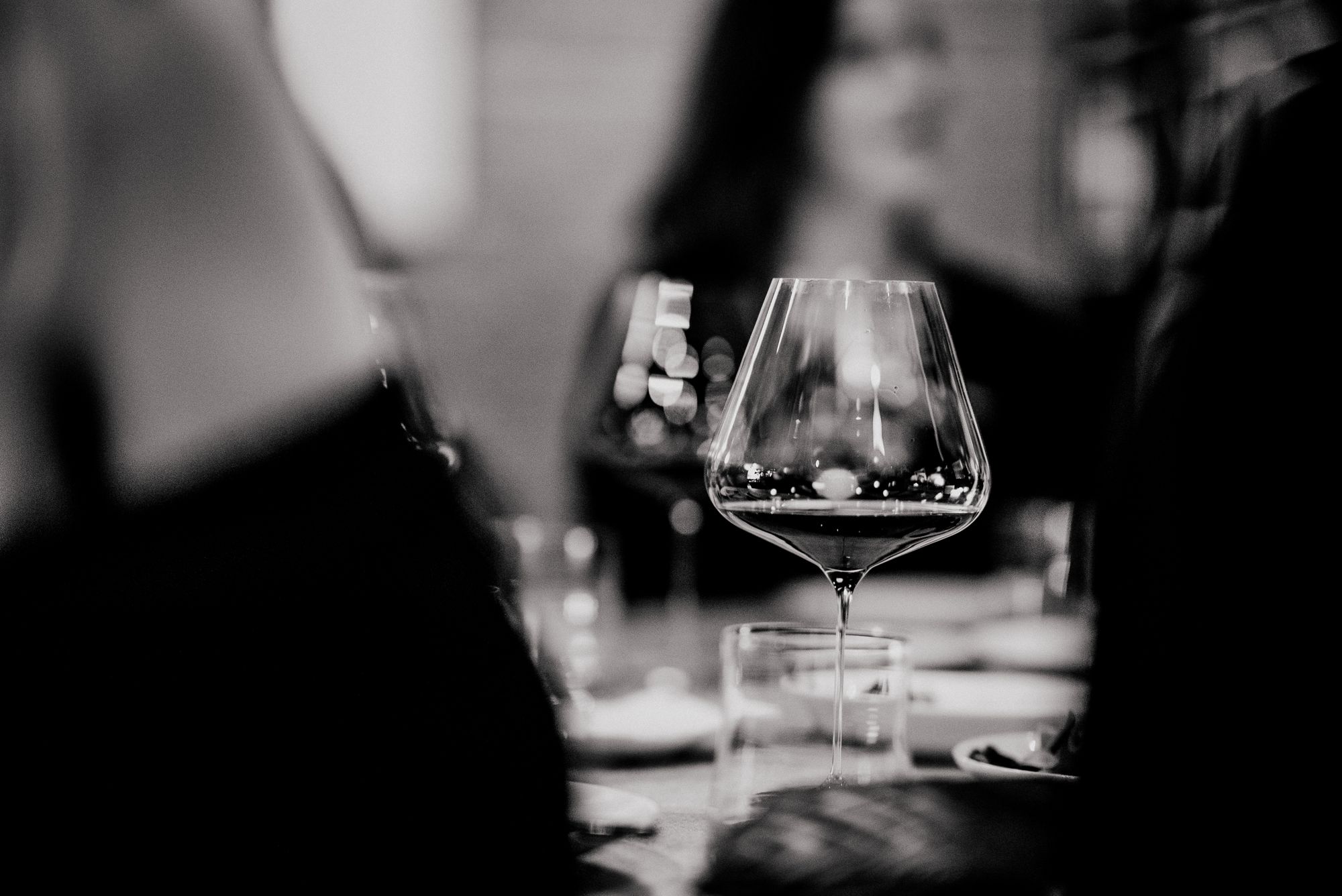 Een glas rode wijn op tafel