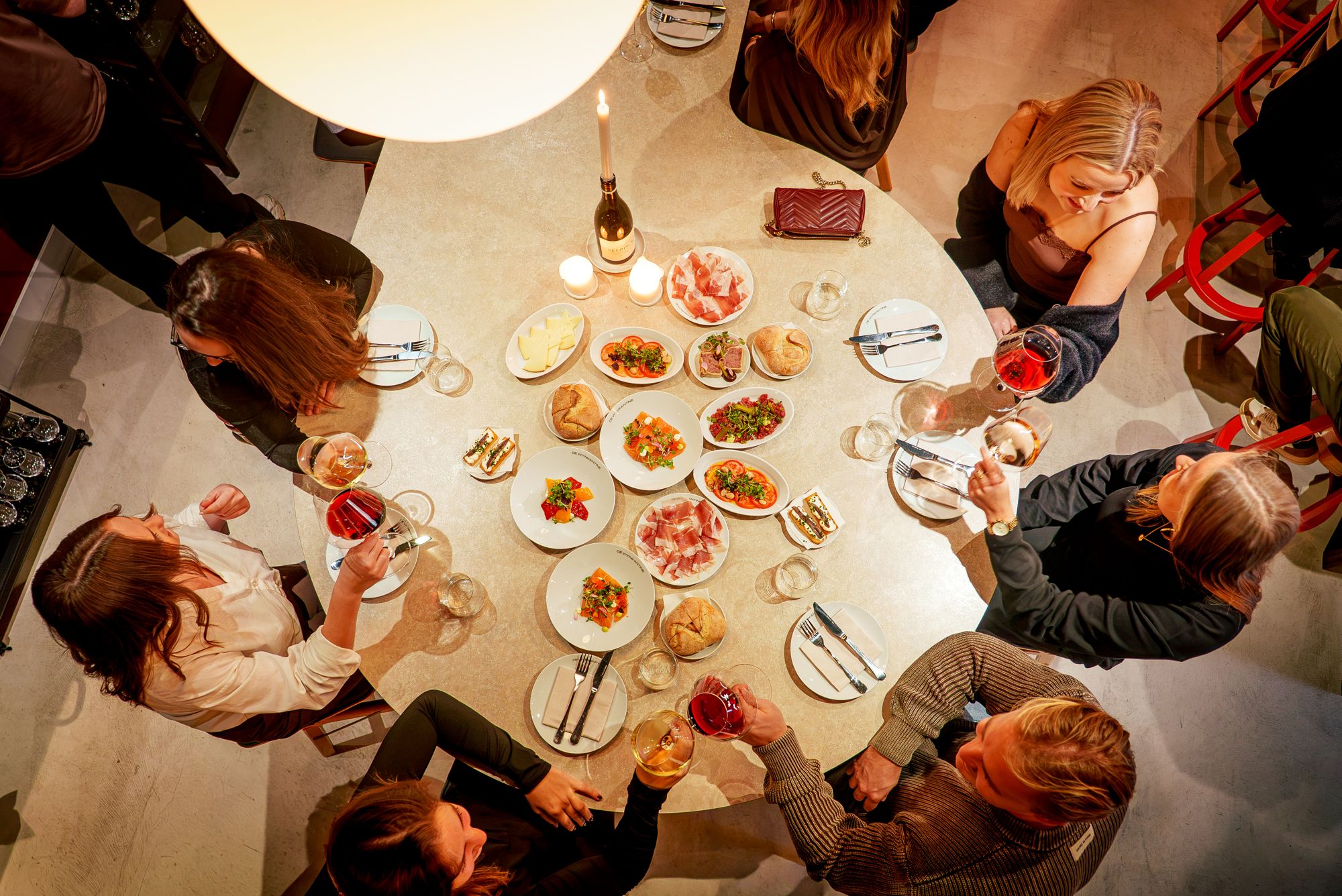 Een vol gedekte tafel met gedeelde gerechten